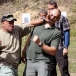 Габриэль Суарез наносит удар