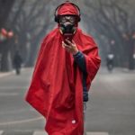 коронавирус - мужчина в красном плаще
