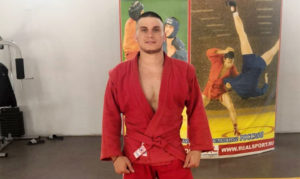 Слепой самбист показал, как можно тренироваться вне зала