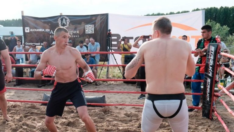 СОЛДАТ ЖЕСТКО УРАБОТАЛ БОЙЦА БЕЗ ПРАВИЛ !!!