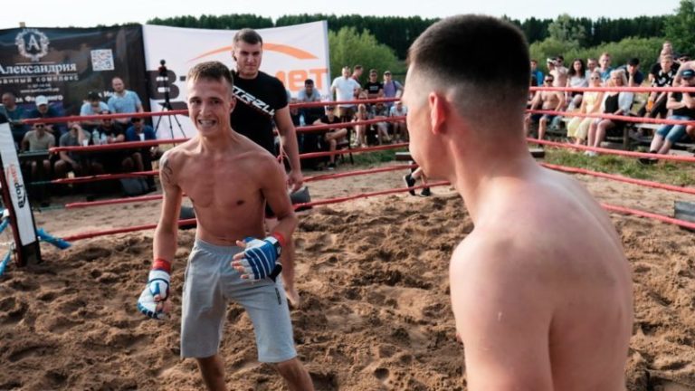 БЕЗДЕЛЬНИК против Малого Бойца ММА !!