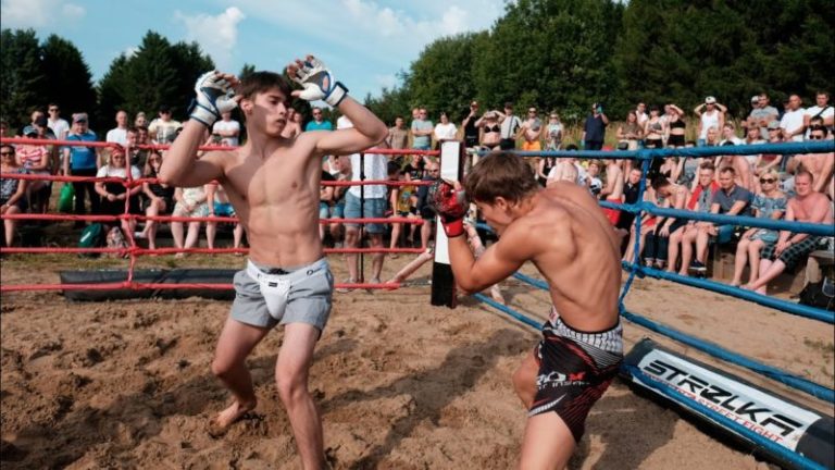 СКАЛОЛАЗ против ШАХМАТИСТА !!! Отличный Бой !!
